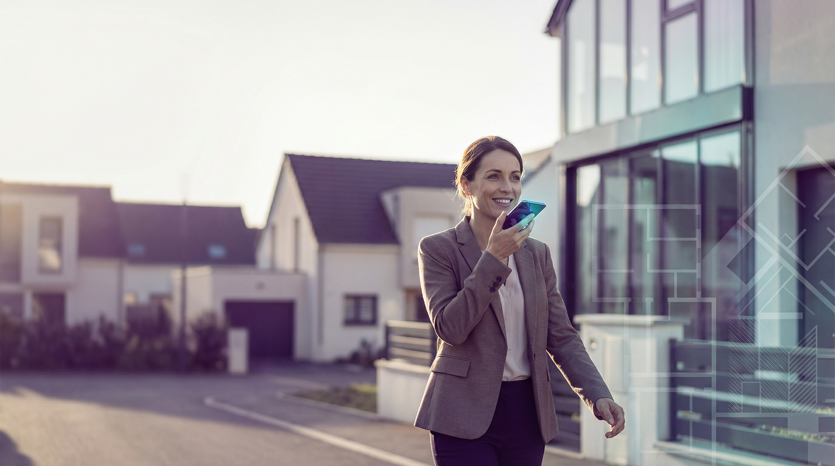 Conseillère immobilière dynamique marchant dans une rue résidentielle ensoleillée, utilisant la dict